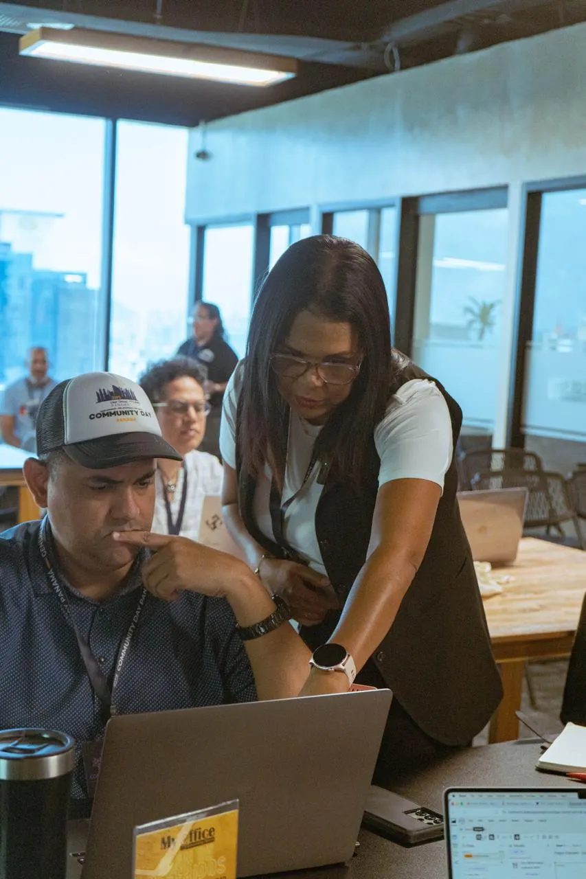 Keisa Ávila guiando a un asistente en un workshop de AWS Community Day Panamá