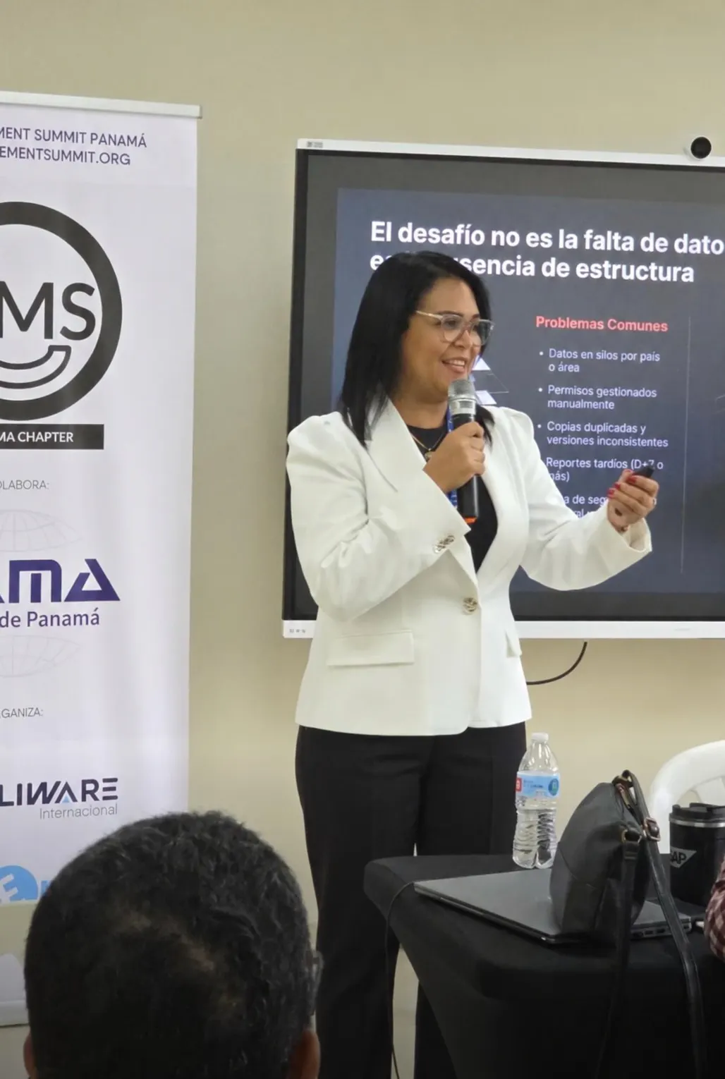 Keisa Ávila dando una charla en DAMA Panamá