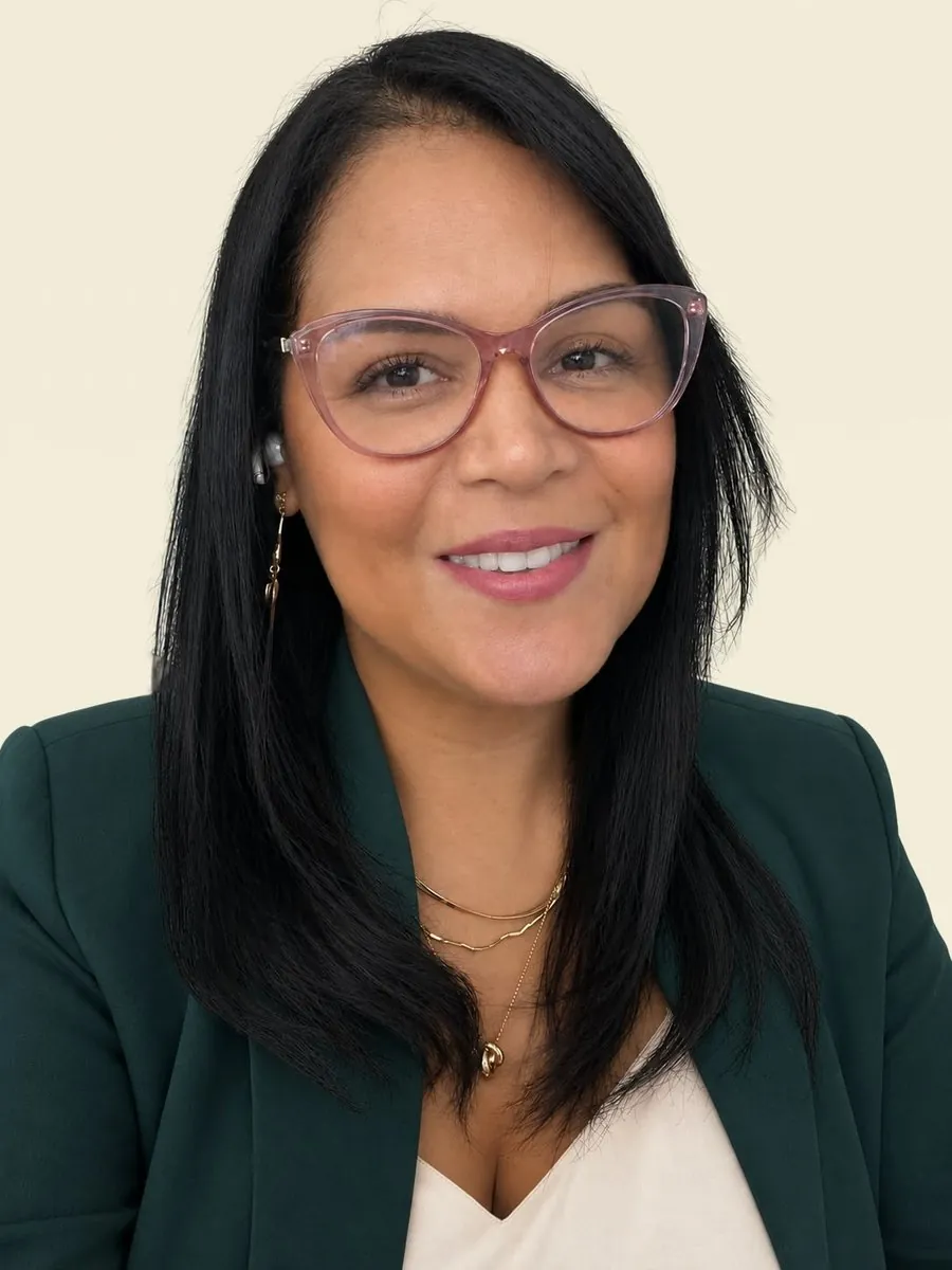Keisa Ávila, especialista en IA aplicada a negocio, con lentes y blazer verde