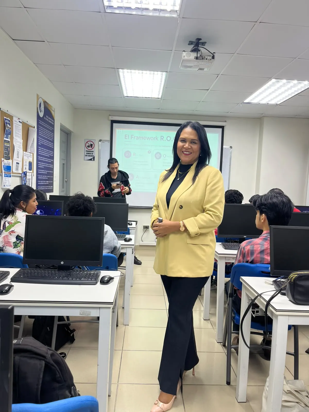 Keisa Ávila presentando el Framework R.O.C.A.S. en su taller de prompting en la Universidad ISAE